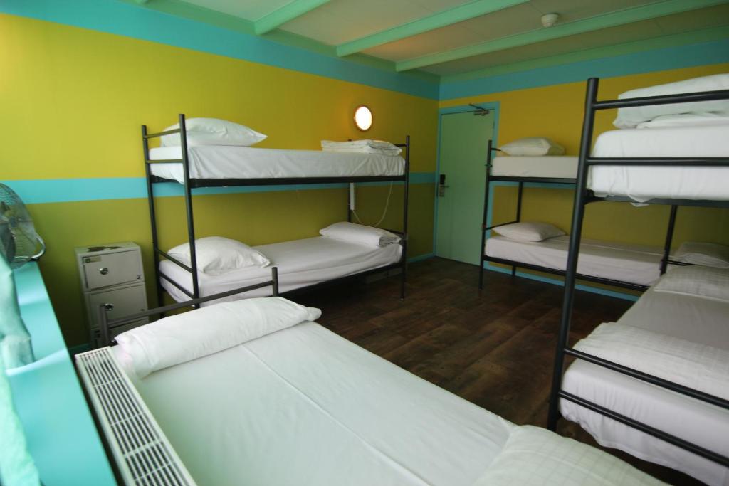 Номер (Односпальная кровать в общем номере на 7 человек для мужчин и женщин) хостела The Flying Pig Beach Hostel, Нордвейк-ан-Зее