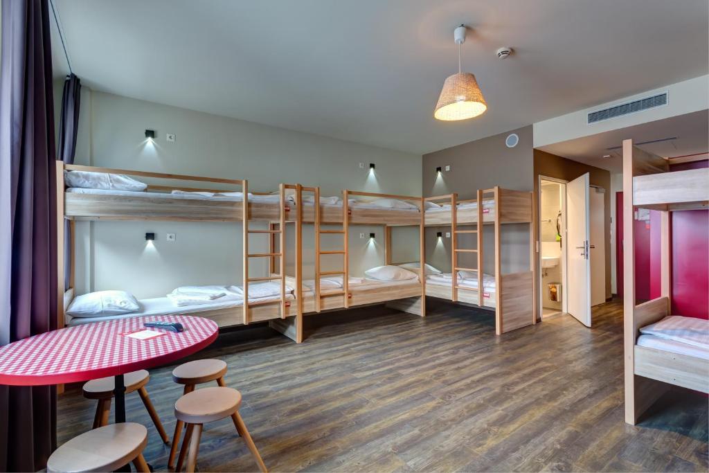 Номер (Кровать в общем номере для мужчин и женщин с 10 кроватями) отеля MEININGER Hotel Salzburg City Center, Зальцбург
