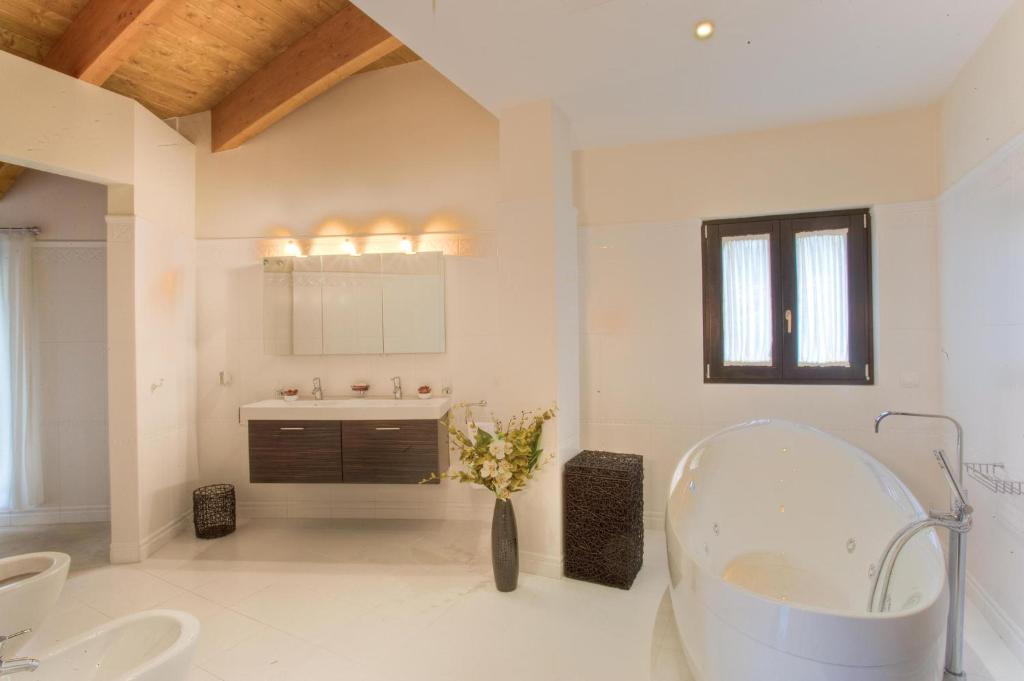 Вилла (Вилла с 10 спальнями), VILLA 10 bedrooms NEW GOLDEN MILE, MARBELLA