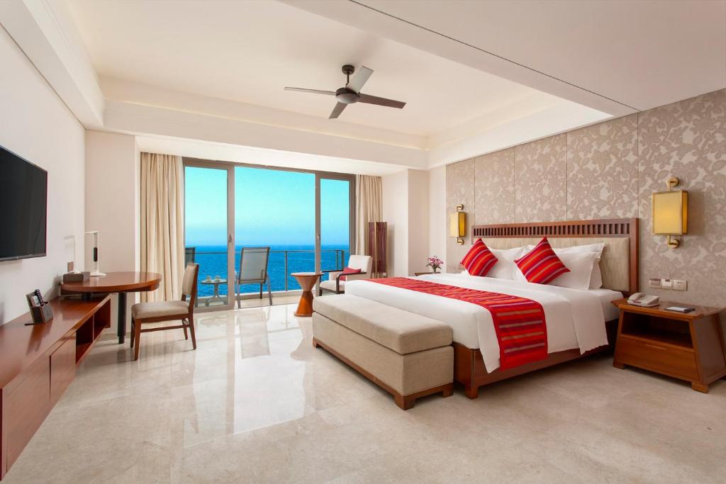 Двухместный (Двухместный номер «Премьер» с 1 кроватью и панорамным видом на море) отеля Sanya Seacube Holiday Hotel, Санья