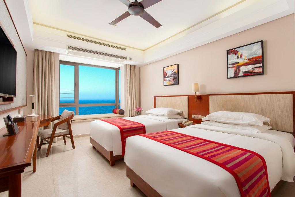 Двухместный (Улучшенный номер с кроватью размера «king-size» или 2 отдельными кроватями и видом на море) отеля Sanya Seacube Holiday Hotel, Санья