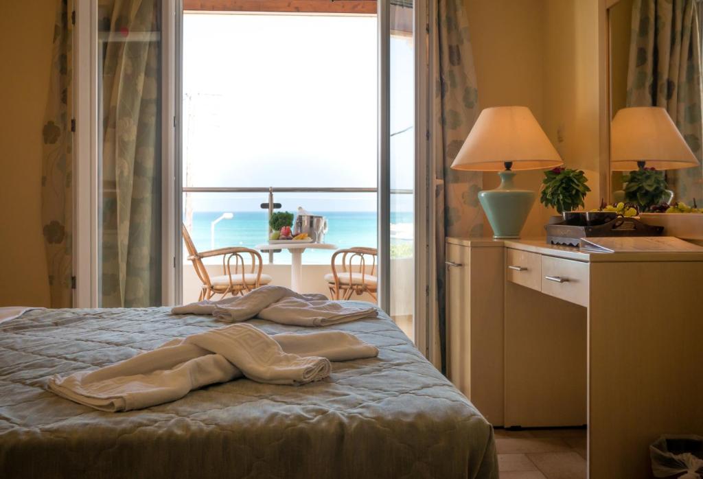 Двухместный (Улучшенный двухместный номер с 1 кроватью и видом на море) отеля Hotel Coral Beach, Рода