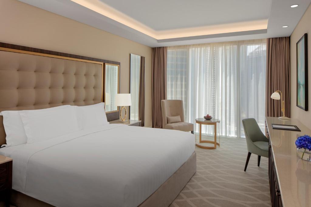 Трехместный (Улучшенный номер с кроватью размера «king-size») отеля Dusit Doha Hotel, Доха