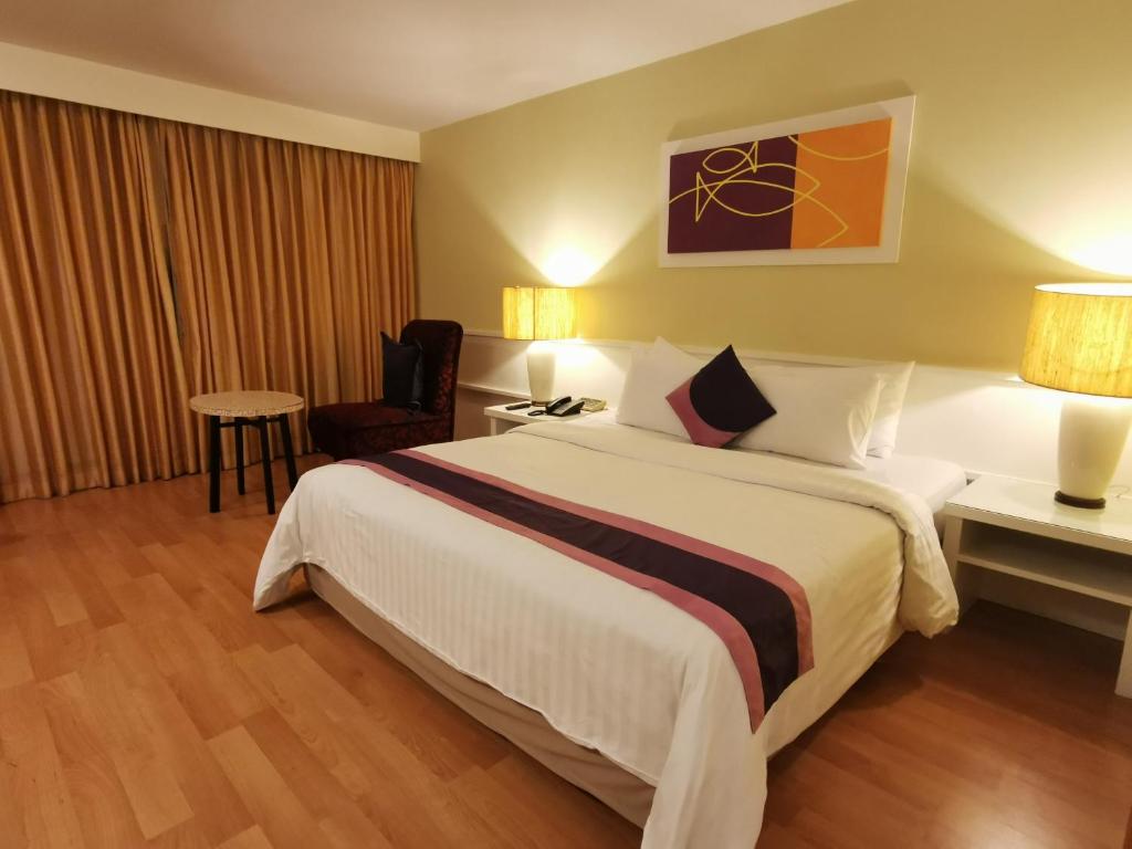 Двухместный (Двухместный номер Делюкс с 1 кроватью или 2 отдельными кроватями, вид на город) отеля Tongtara Riverview, Бангкок