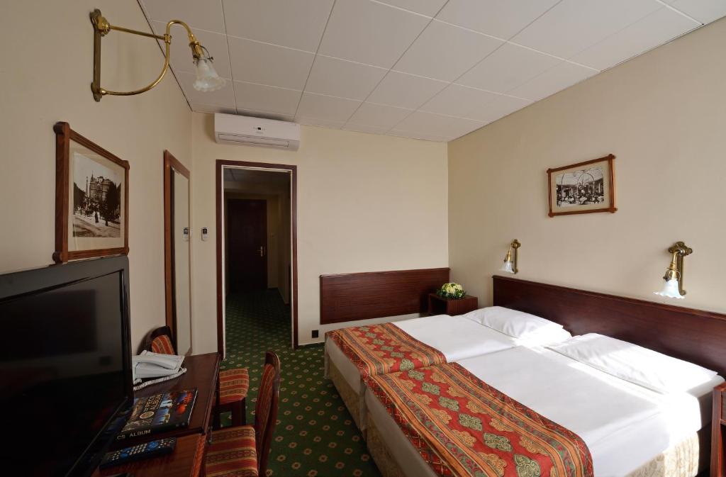 Трехместный (Стандартный двухместный номер с 1 кроватью) отеля Hotel Palatinus City Center, Печ