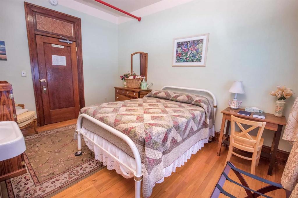 Двухместный (Стандартный номер с 1 двуспальной кроватью), The Edgewater Hotel