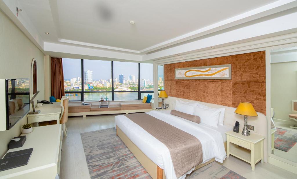 Двухместный (Двухместный полулюкс с 1 кроватью, вид на реку) отеля Brilliant Hotel, Дананг