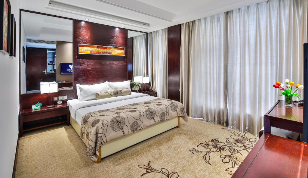Двухместный (Standard  Double Room (No View & Smoking)) отеля Brilliant Hotel, Дананг