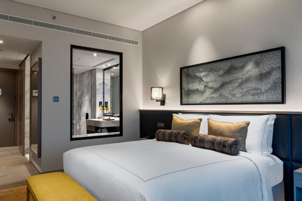 Трехместный (Улучшенный номер с кроватью размера «king-size», бесплатный трансфер от/до пляжа и торгового центра) отеля Taj Jumeirah Lakes Towers, Дубай