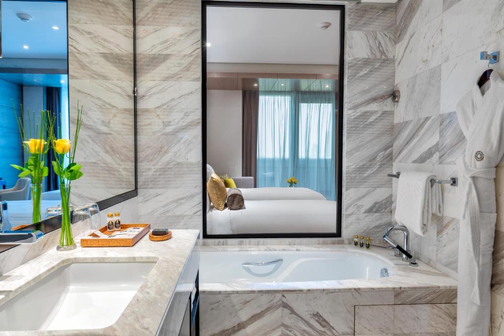 Двухместный (Улучшенный номер с 2 отдельными кроватями, бесплатный трансфер от/до пляжа и торгового центра) отеля Taj Jumeirah Lakes Towers, Дубай