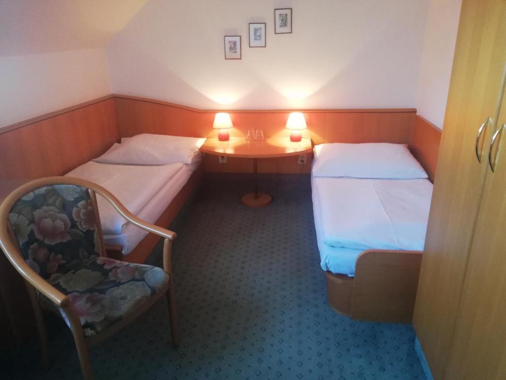 Двухместный (Небольшой двухместный номер с 2 отдельными кроватями) отеля Monica, Прага