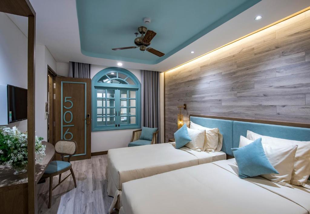 Двухместный (Двухместный номер Делюкс с 2 отдельными кроватями (окно во внутреннюю часть отеля)) отеля Icon Saigon - LifeStyle Design Hotel, Хошимин