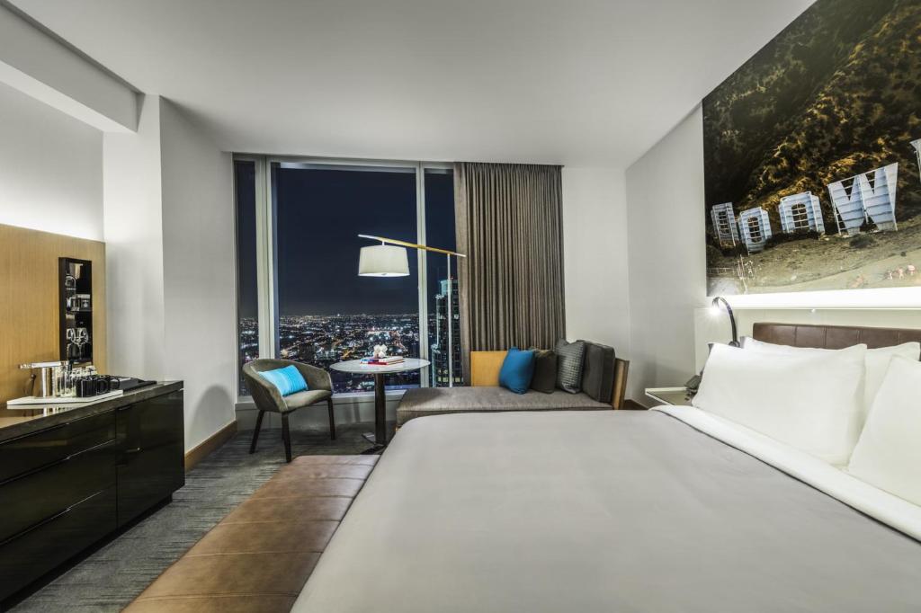Двухместный (Улучшенный номер с кроватью размера «king-size») отеля InterContinental - Los Angeles Downtown, an IHG Hotel, Лос-Анджелес