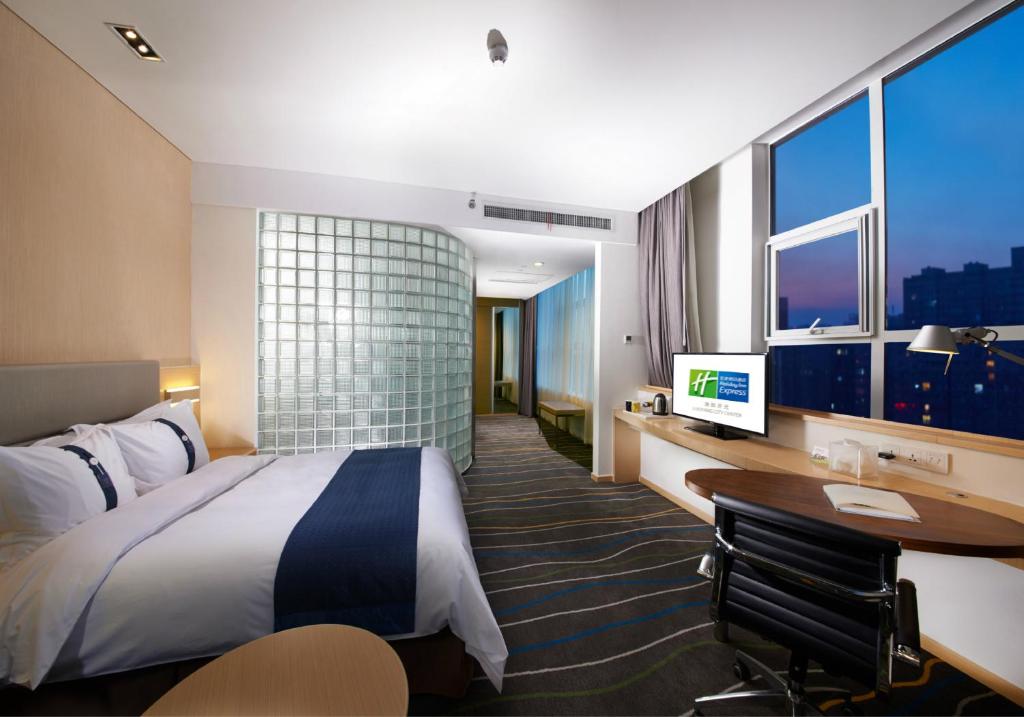 Двухместный (Улучшенный номер с кроватью размера «king-size») отеля Holiday Inn Express Luoyang City Center, Лоян