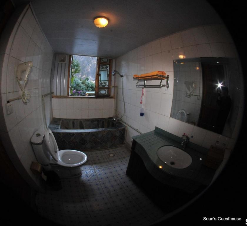 Двухместный (Двухместный номер с 2 отдельными кроватями и собственной ванной комнатой) гостевого дома Sean Spring Guesthouse, Шангри-Ла (Тибет)