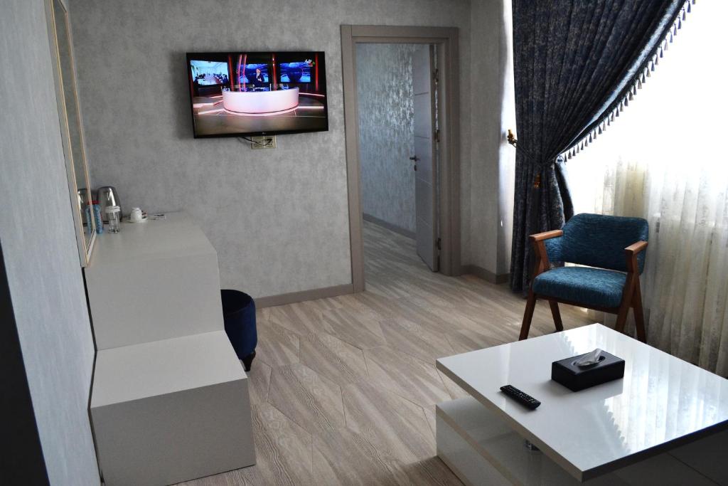 Сьюит (Люкс с кроватью размера «king-size» и балконом) отеля Supreme, Баку