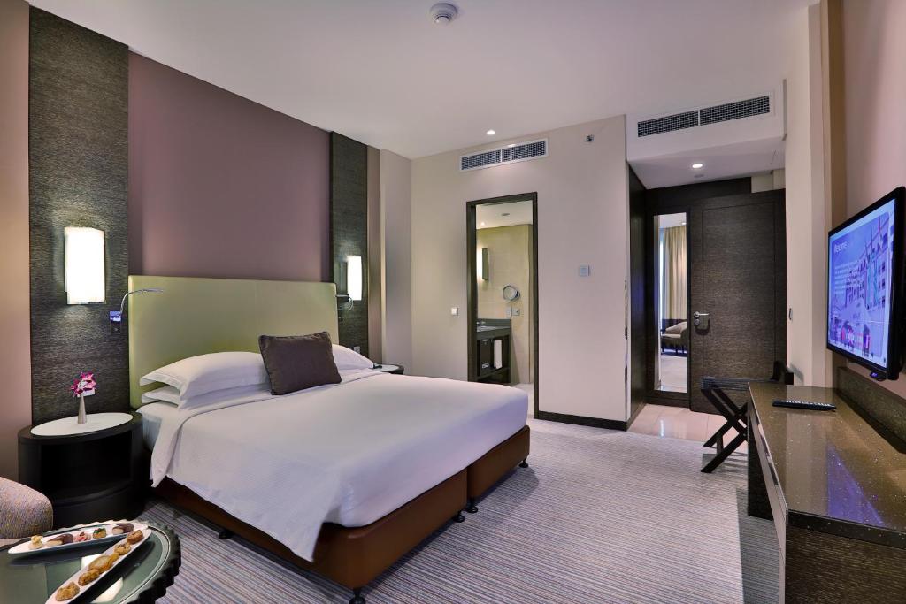 Сьюит (Классический люкс с 1 спальней) отеля Hili Rayhaan by Rotana, Аль-Айн