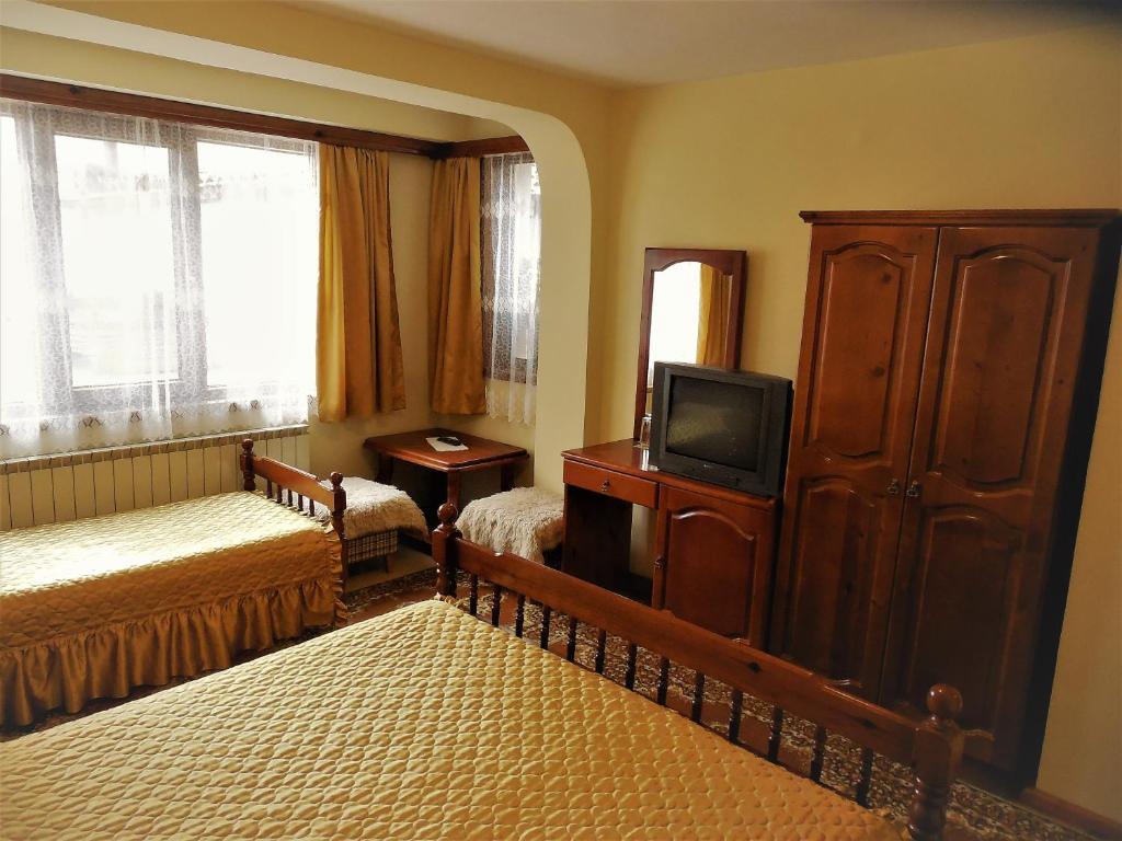 Трехместный (Трехместный номер (для 3 взрослых)) гостевого дома Boyadjiyski Guest House, Банско