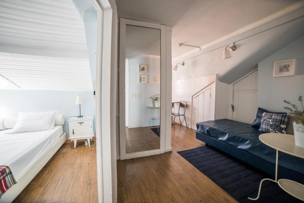 Двухместный (Двухместный номер с 2 отдельными кроватями и собственной ванной комнатой) хостела Goodmorning Hostel, Лиссабон