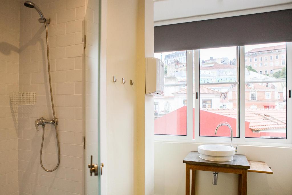 Четырехместный (Четырехместный номер с общей ванной комнатой) хостела Goodmorning Hostel, Лиссабон