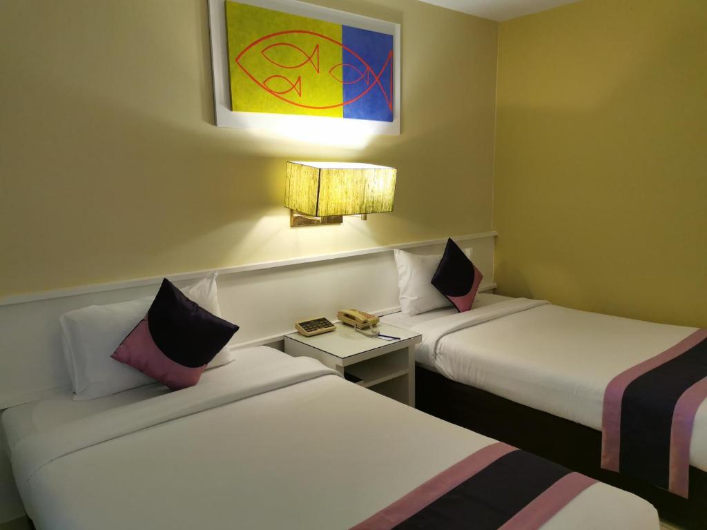 Двухместный (Улучшенный двухместный номер с 1 кроватью или 2 отдельными кроватями, вид на город) отеля Tongtara Riverview, Бангкок
