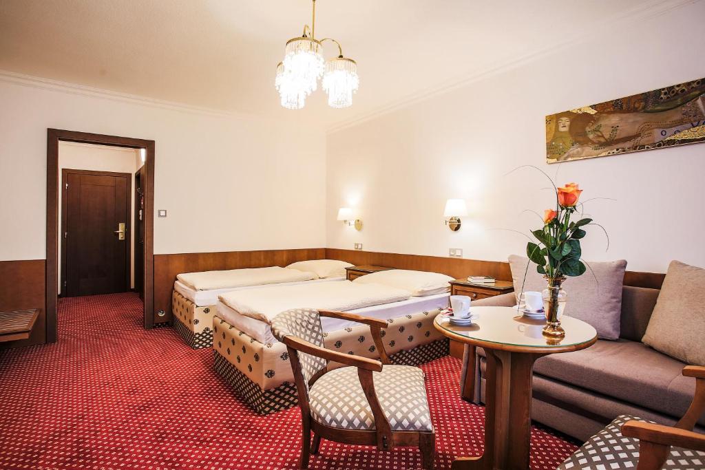 Двухместный (Улучшенный двухместный номер с 2 отдельными кроватями) отеля Hotel Ostrov, Нимбурк