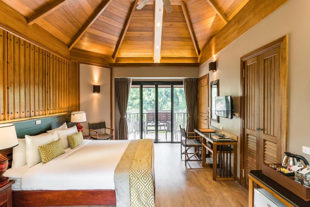 Двухместный (Двухместный номер Делюкс с 1 кроватью или 2 отдельными кроватями и видом на реку) курортного отеля River Kwai Resotel, Канчанабури