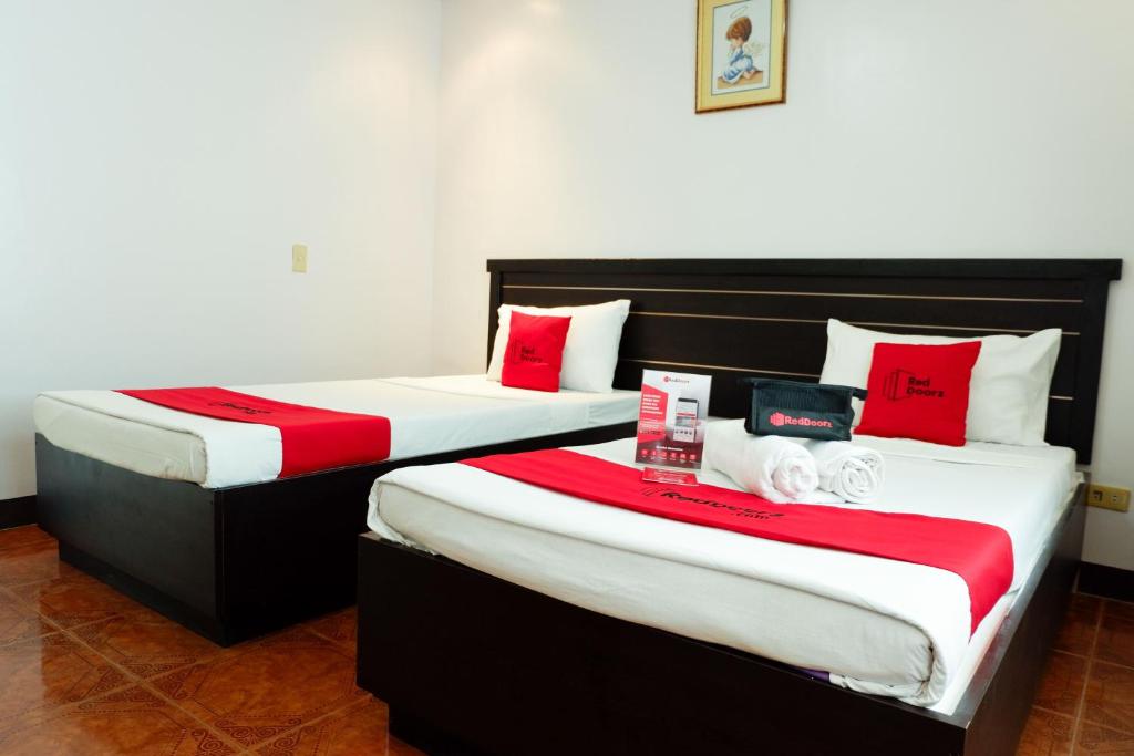 Двухместный (Двухместный номер с 2 отдельными кроватями) отеля RedDoorz near Maribago Barangay Hall, Себу