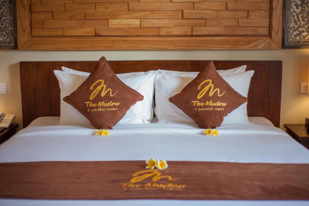 Сьюит (Люкс с кроватью размера «king-size, видом на бассейн и бесплатными привилегиями) курортного отеля The Mudru Resort by Prasi, Убуд