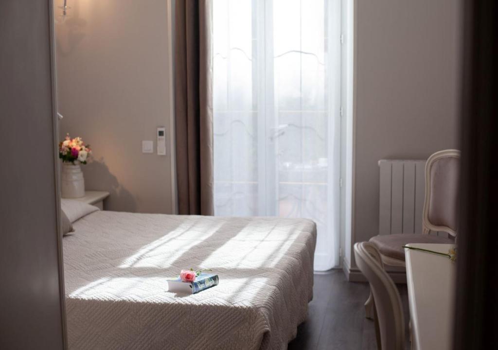 Двухместный (Двухместный номер Делюкс с 1 кроватью или 2 отдельными кроватями, вид на сад) отеля Hôtel Oasis, Ницца