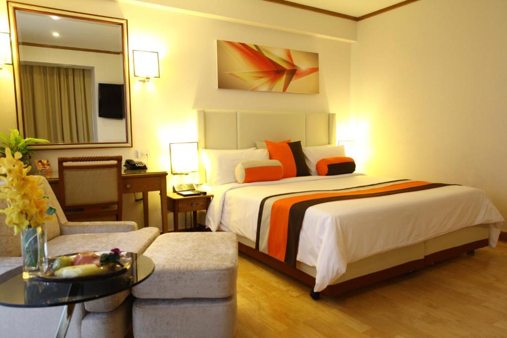 Двухместный (Двухместный номер Делюкс с 1 кроватью или 2 отдельными кроватями) отеля The Four Wings Hotel Bangkok, Бангкок