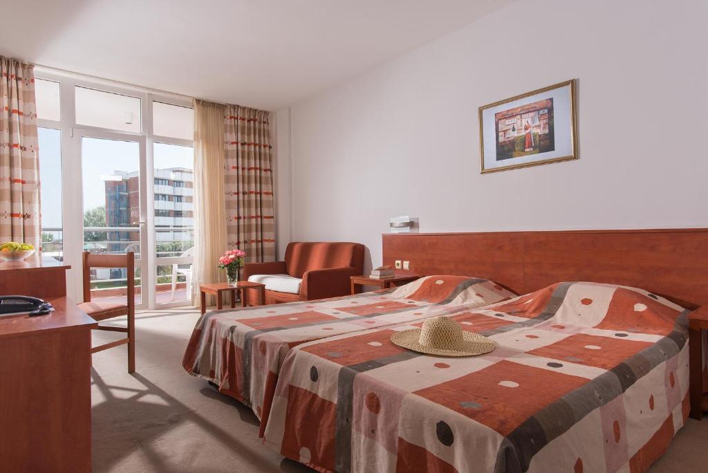 Двухместный (Двухместный номер с 2 отдельными кроватями и балконом (для 2 взрослых)) отеля Fenix, Солнечный Берег