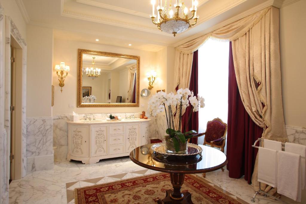 Сьюит (Президентский люкс с кроватью размера «king-size») отеля Four Seasons Hotel Firenze, Флоренция