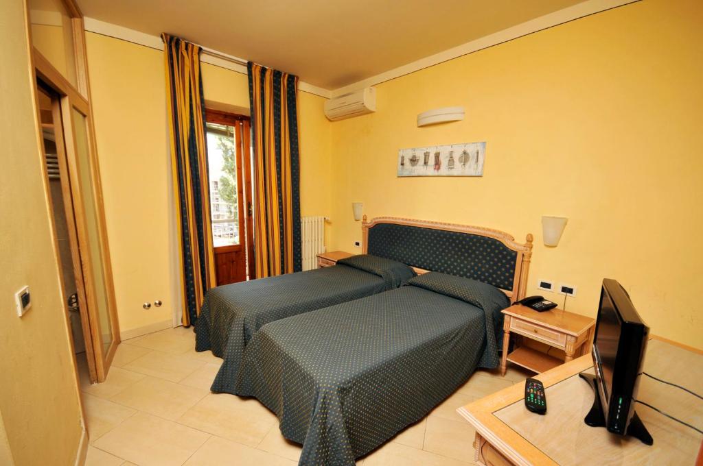 Двухместный (Двухместный номер с 2 отдельными кроватями и собственной ванной комнатой) отеля Hotel Anna's, Флоренция