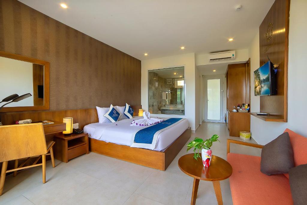 Двухместный (Deluxe Double or Twin Room with Balcony and Countryside View) отеля Aurora Riverside Hotel, Хойан