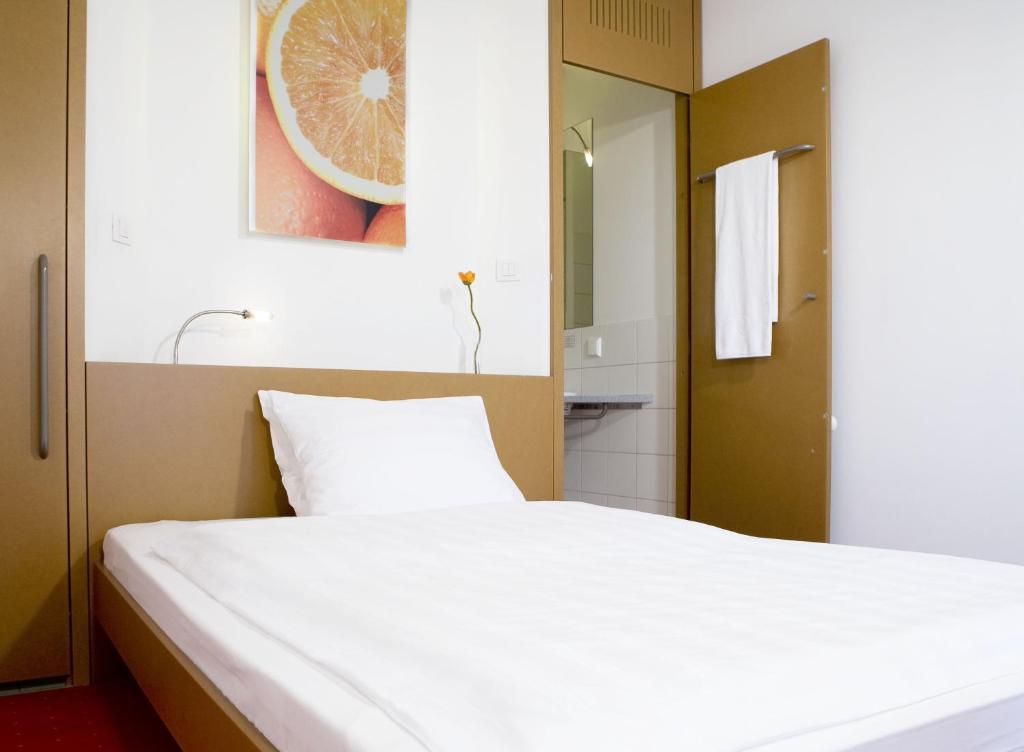 Двухместный (Стандартный двухместный номер с 1 кроватью или 2 отдельными кроватями) мотеля Orange Wings Wiener Neustadt, Винер-Нойштадт