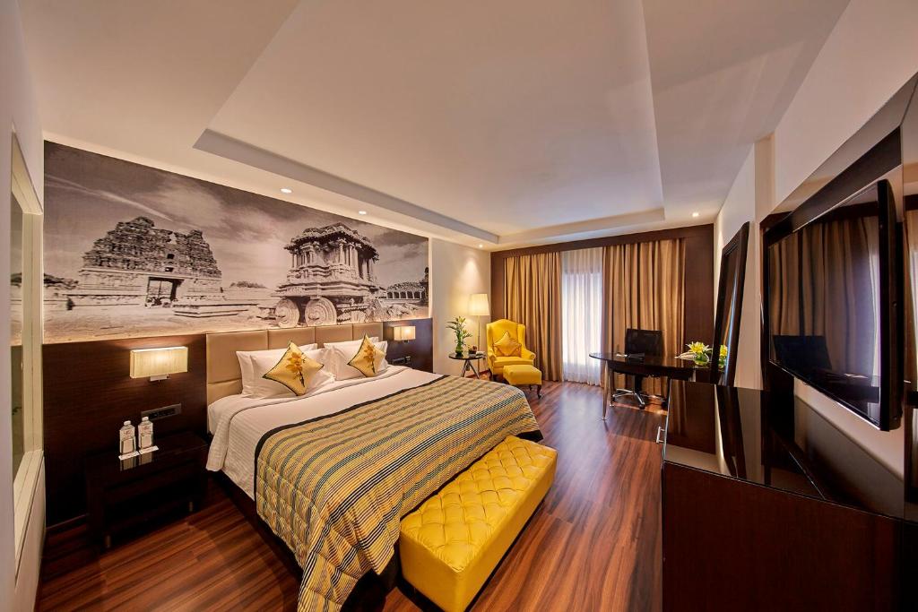 Двухместный (Royal Club Double Room with 25% Discount on Food & Beverages) отеля Hotel Royal Orchid, Бангалор