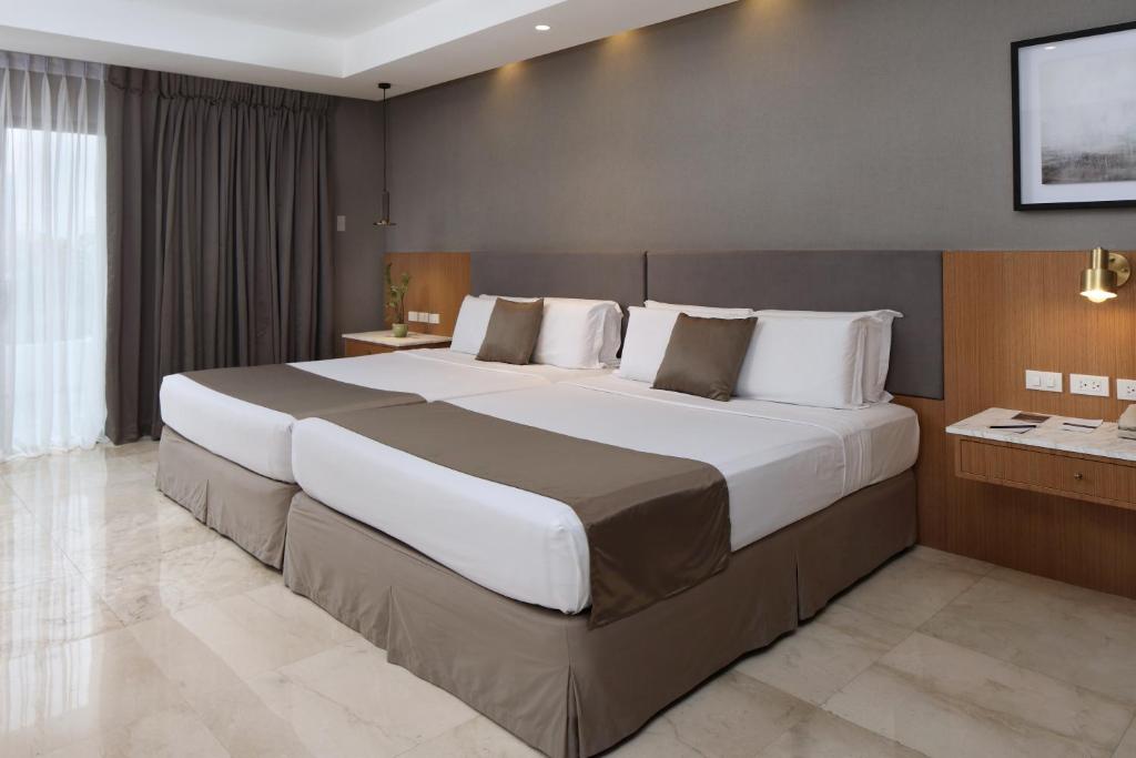 Двухместный (Двухместный люкс в пентхаусе с 2 отдельными кроватями и балконом) отеля City Garden Suites, Манила