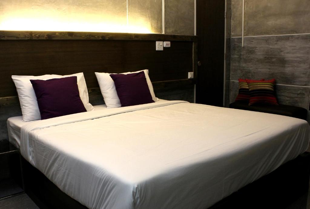 Двухместный (Улучшенный номер с кроватью размера «king-size») отеля Bangkok 68, Бангкок