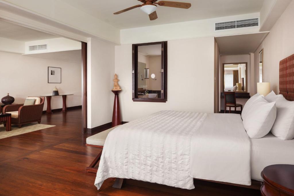 Сьюит (Deluxe Family Suite - King Bed) отеля Le Méridien Angkor, Сием Рип