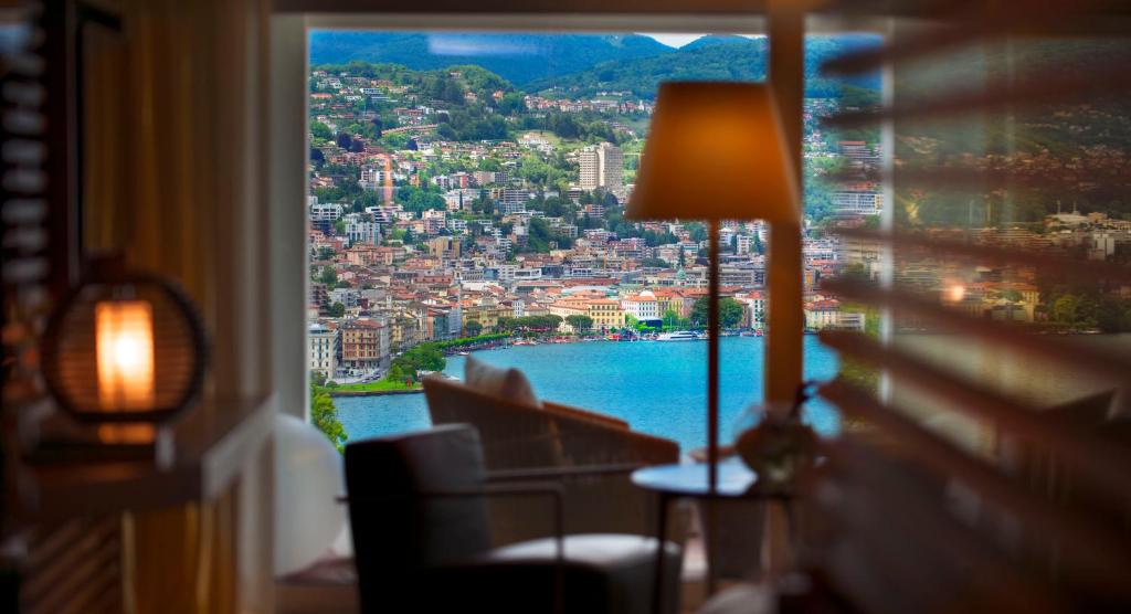 Сьюит (Классический полулюкс с видом на озеро) отеля The View Lugano, Лугано