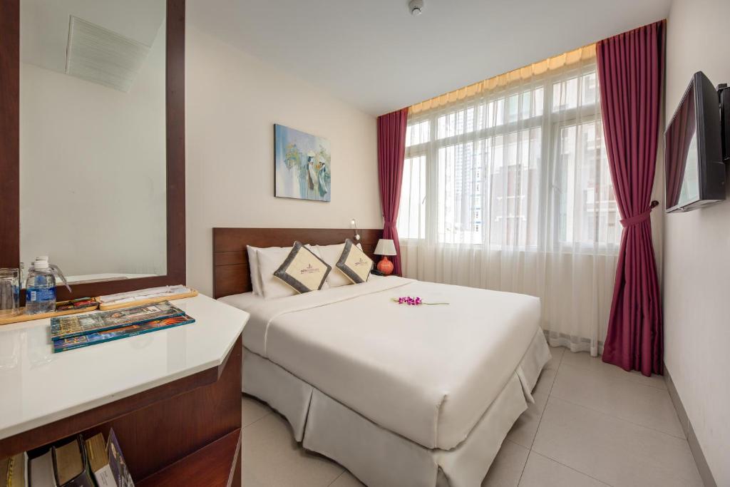 Двухместный (Улучшенный двухместный номер с 1 кроватью) отеля Sen Boutique Hotel, Дананг