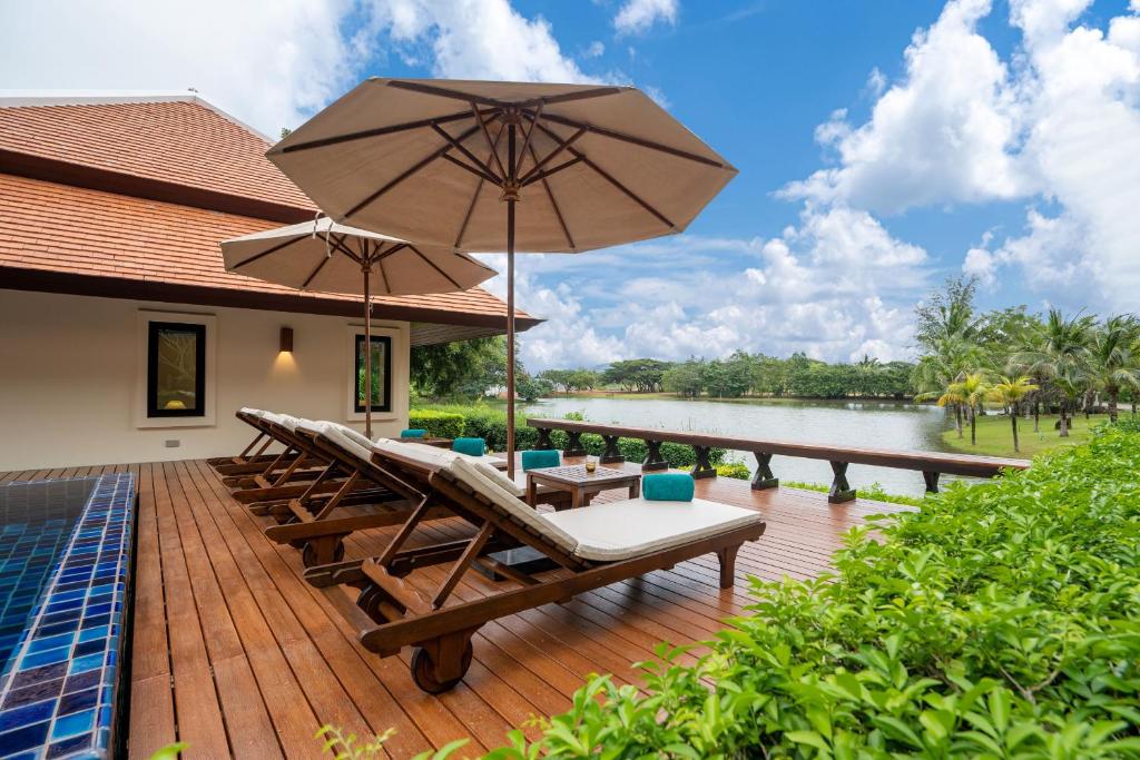 Вилла (Three-Bedroom Lake Front Villa), Nai Harn Baan-Bua Villas