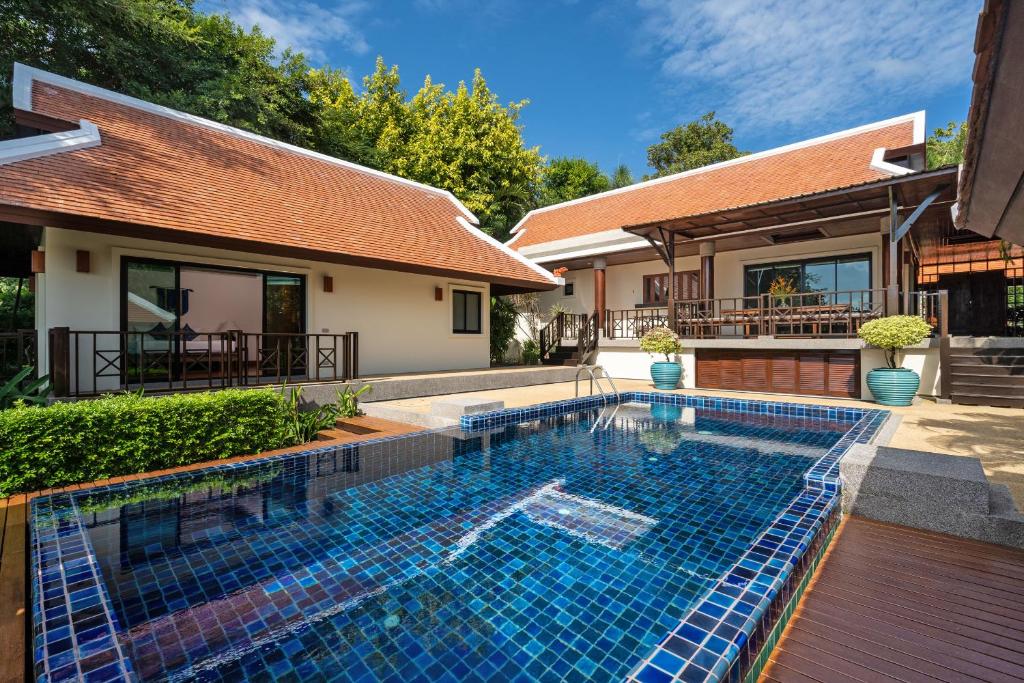 Вилла (Three-Bedroom Lake Front Villa), Nai Harn Baan-Bua Villas