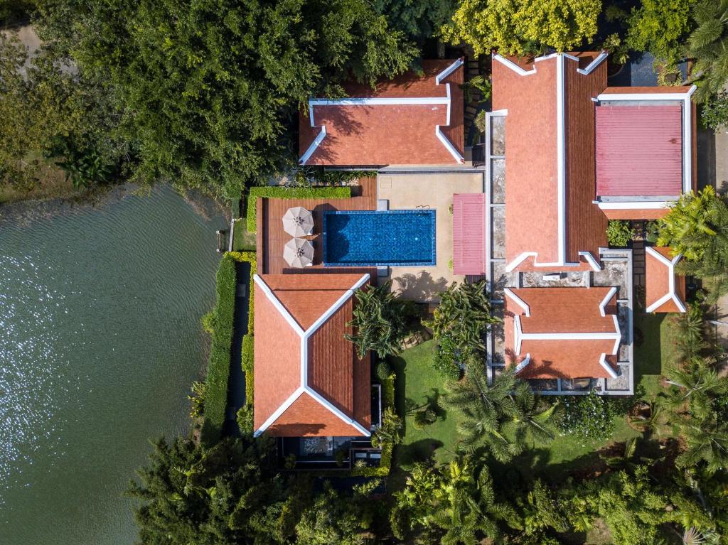 Вилла (Three-Bedroom Lake Front Villa), Nai Harn Baan-Bua Villas