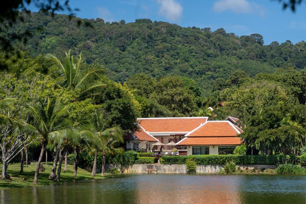 Вилла (Three-Bedroom Lake Front Villa), Nai Harn Baan-Bua Villas