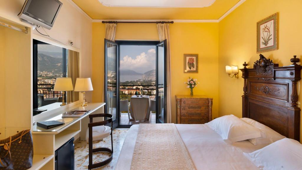 Двухместный (Двухместный номер Делюкс с 1 кроватью или 2 отдельными кроватями и видом на море) отеля Hotel Cristina, Сорренто