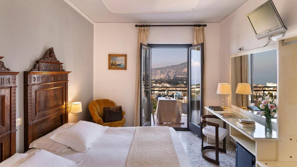 Двухместный (Улучшенный двухместный номер с 1 кроватью или 2 отдельными кроватями и видом на море) отеля Hotel Cristina, Сорренто