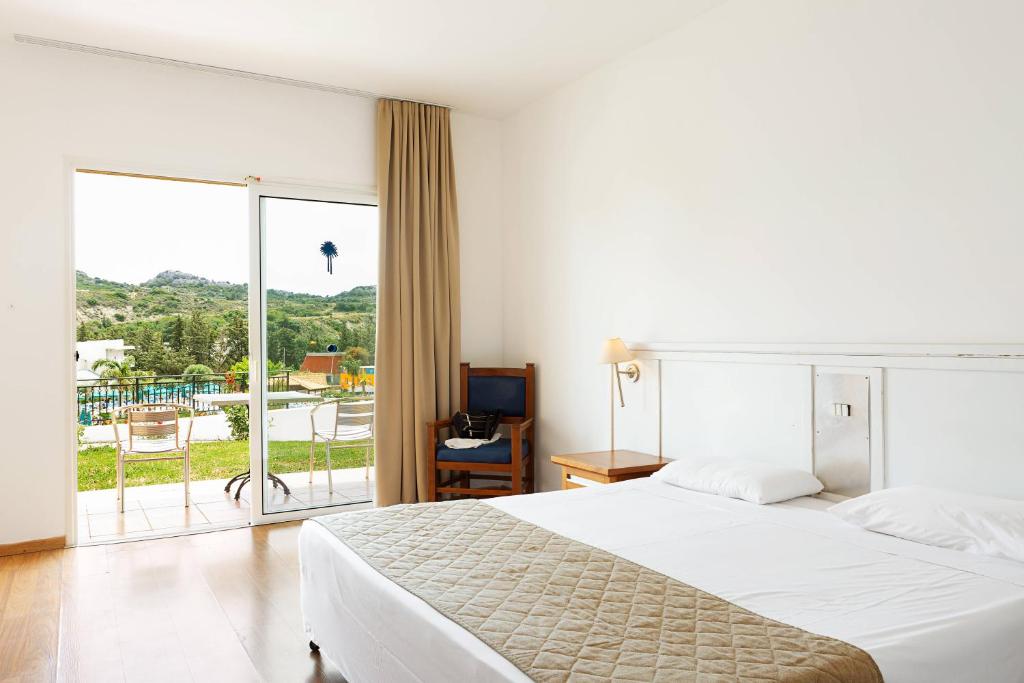 Двухместный (Двухместный номер с 1 кроватью или 2 отдельными кроватями, вид на сад - Вид на бассейн) отеля Cyprotel Faliraki, Фалираки
