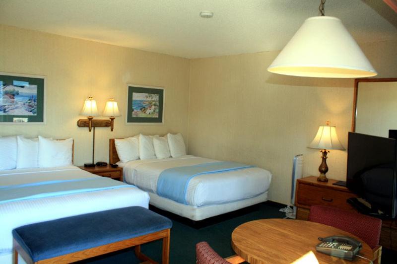 Четырехместный (Номер с видом на сад/бассейн и ограниченным видом на океан и 2 кроватями размера «queen-size») отеля Cabrillo Inn at the Beach, Санта-Барбара